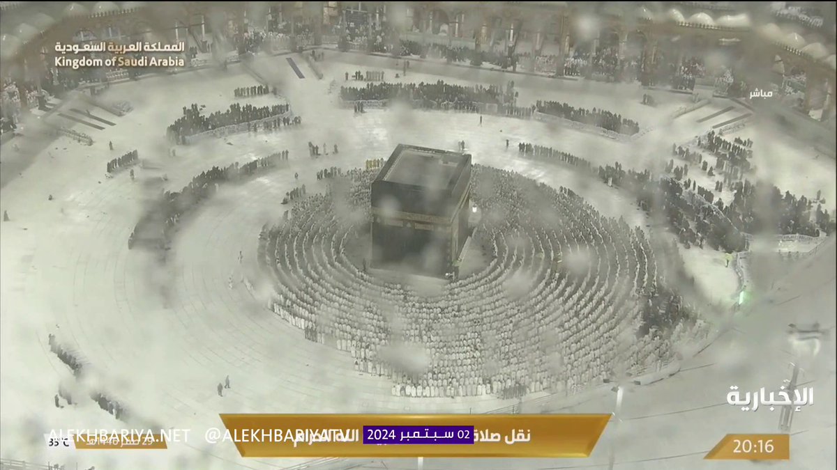 المصلون يؤدون صلاة العشاء اليوم تحت زخات المطر 🕋♥️