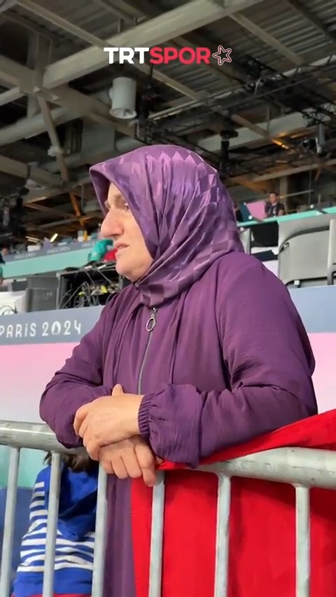 "Haydi oğlum!" 🥹 🇹🇷 Ali Öztürk ve Abdullah Öztürk'ün ailesi, oğulları Ali'nin zaferini böyle kutladı. Anne-baba yüreği... 🥰 #TRTSporDijital