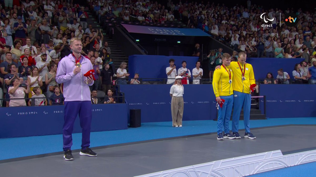 #Paris2024 | Quand la politique s'invite aux Jeux. ❌🇺🇦 Les deux médaillés ukrainiens du 50m nage libre (S13) Illia Yaremenko et Oleksii Virchenko refusent de poser avec le champion paralympique biélorusse, Ihar Boki. 📺 Le direct :