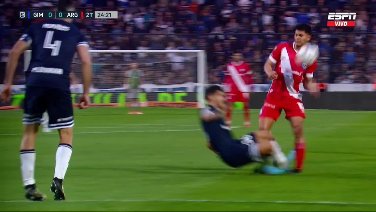 ¡POLÉMICA EN EL BOSQUE! Fuerte planchazo de Garayalde a Verón. El árbitro Martínez y el VAR dijeron "siga, siga".... ¿Era para roja? 📺 #ESPN