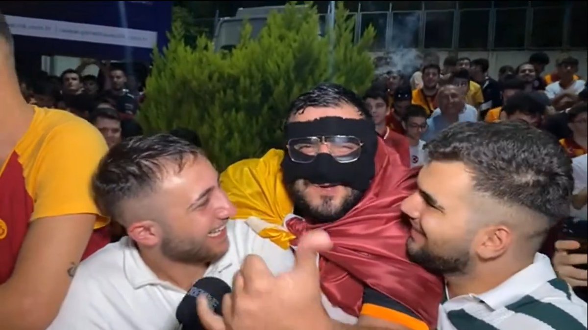 It’s 2am in Turkey and Galatasaray fans are still waiting for Osimhen to arrive at the airport 😂