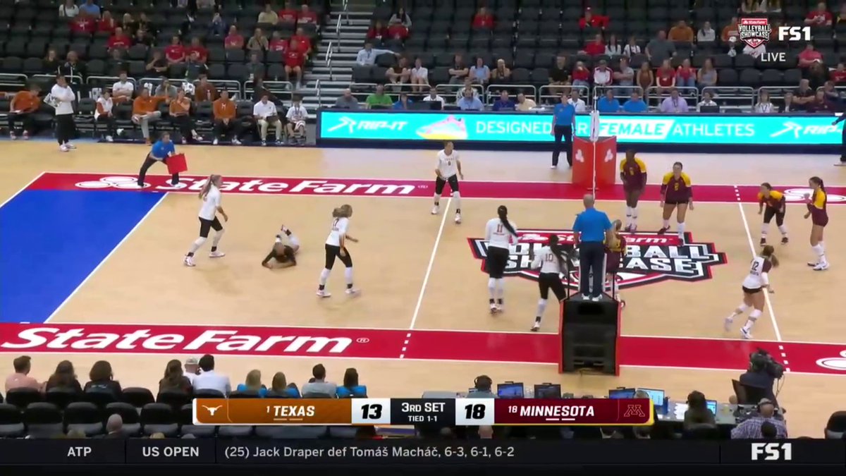 .Mckenna Wucherer is heatin' up! 🔥 Minnesota Volleyball can't be stopped in Set 3 💥〽️