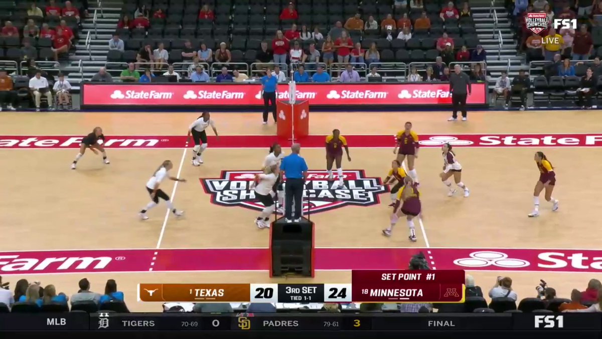 🚨 UPSET ALERT 🚨 Minnesota Volleyball is up 2-1 against #1 Texas 👀
