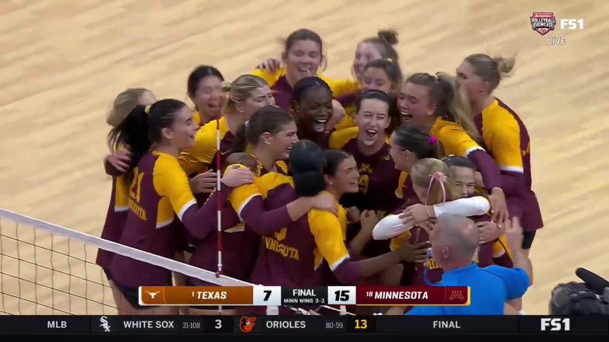 🚨 DOWN GOES #1 🚨 Minnesota Volleyball upsets top ranked Texas 3-2 🔥〽️