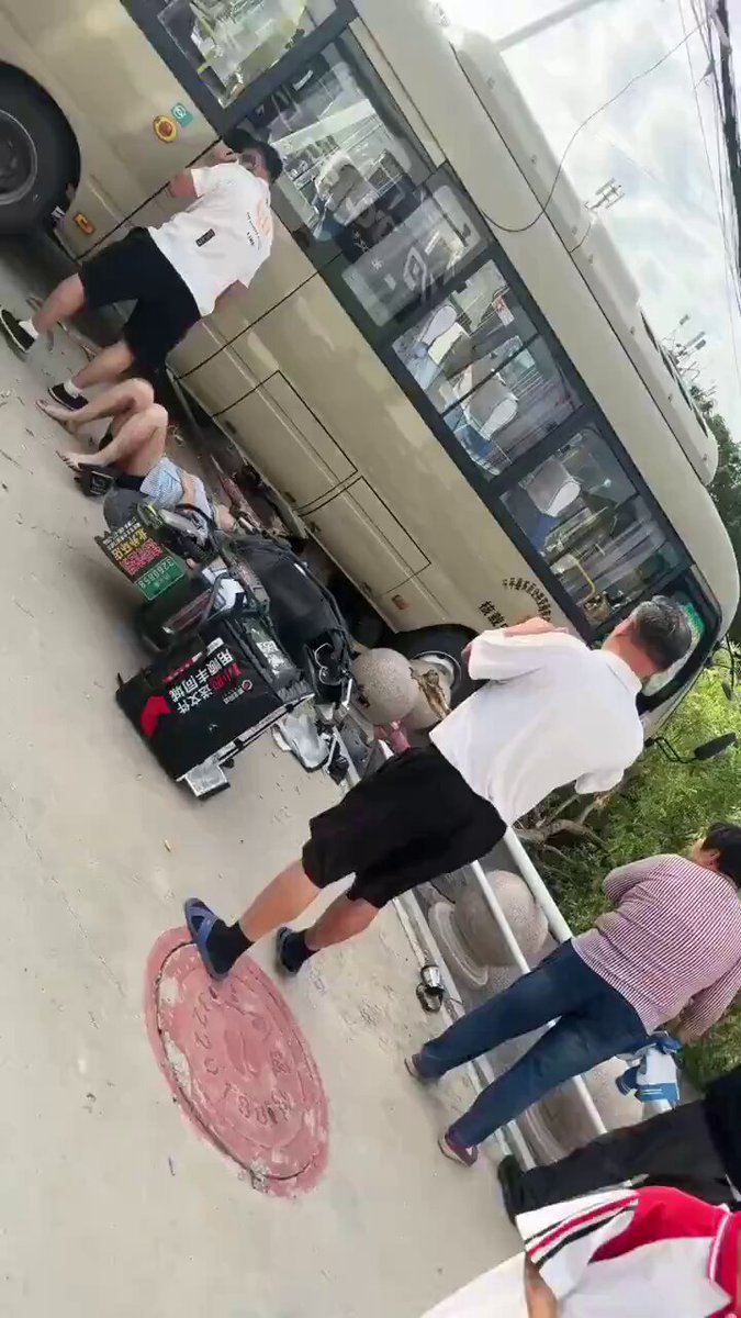 山东东平11人死亡的献忠事件现场，拍视频的娘俩劫后余生般的幸灾乐祸也好，庆幸也罢，反正我是不忍心批评他们，在习近平治下的墙国，自己求生都难，谁还有余力去顾及别人死活。当然，这种悲剧面前，哪怕是真为自己庆幸，最好还是低调点，没准儿会让小粉红制造网暴。 一分钟多点视频拍摄者有露脸，这种劫后余生的状态不该谴责。