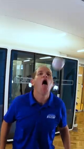 Ağzıyla 47 kez masa tenisi topu sektiren adam, dünya rekoru kırdı.