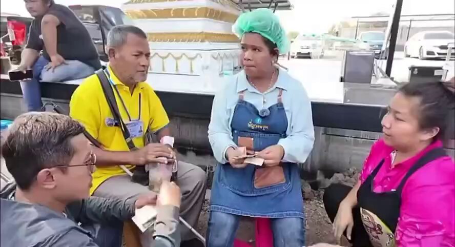 คลิปนี้สรุปได้ประมาณว่า - มีคนตาบอดนั่งรถไฟจะมาเรียนทำน้ำพริกกับพี่ญา - พี่ญาไม่ได้สอน - เอาเงินที่ทุกคนช่วยกันบริจาค #น้ำท่วม หมื่นกว่าบาทให้ไป - บอกให้ลุงชื้อน้ำพริกกับลำใยของตนให้หมด - มีเงินค่ารถกลับพัทลุง 1000 บาท - บอกลุงว่า อย่าถือเงินเยอะ อันตราย #พี่ญาคนรุม #โหนกระแส