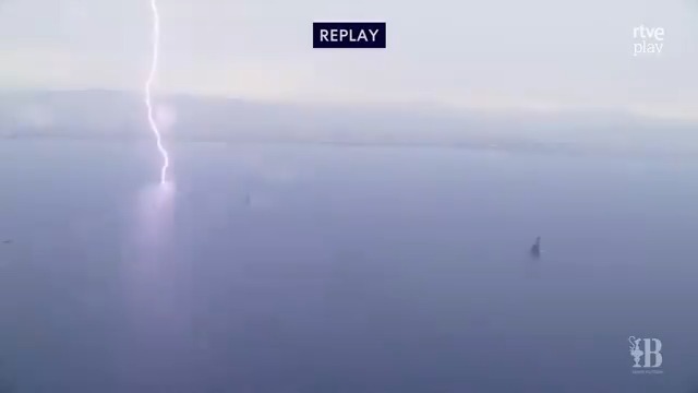 ⚡️ ¡Uf! ¡Qué imagen! Un rayo cayendo sobre la costa de Barcelona. 🚫 Se suspende el resto de la jornada de la Copa del América #AmericasCup 🇮🇹🇳🇿 Lo que ha durado, un día intenso: el Luna Rossa ha batido al New Zealand, aunque eso no cuente para la general al ser los campeones.