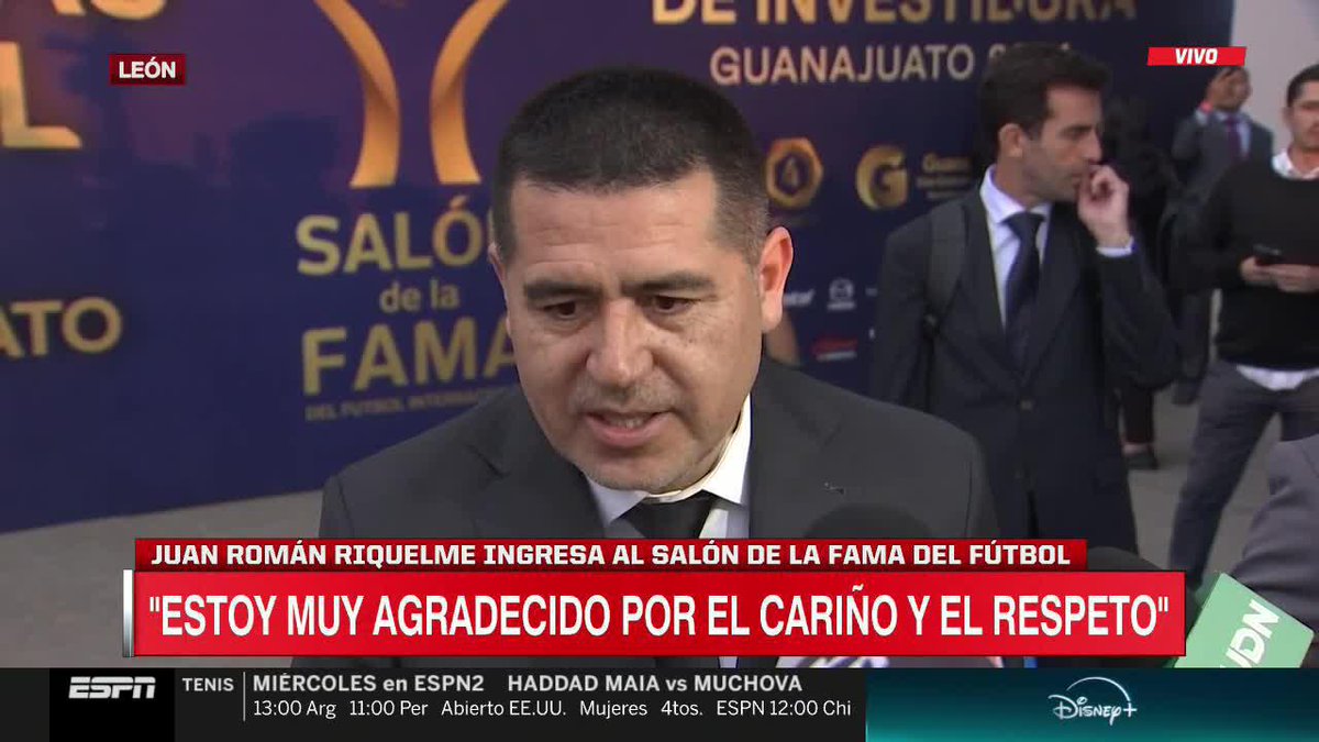“Un beso muy grande a todos los hinchas de Boca. Decirles que los quiero mucho”. 🗣️ La palabra de Juan Román Riquelme antes de ingresar al salón de la fama del fútbol