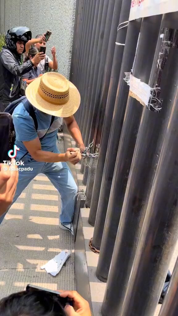 Yo digo que mejor hubiera mordido la cadena apoco no compás? 🤣🤣🤣🤣 Me sorprende la inteligencia de estos batos 🤦