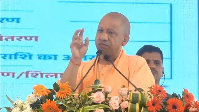 ये माफिया समाज के कोढ़ हैं... जैसे सरकार लड़ रही है, ऐसे ही सभी को लड़ना होगा...