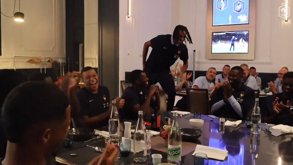 Le bizutage des trois nouveaux en équipe de France : Manu Koné, Loïc Badé et Michaël Olise. 😂🇫🇷🎤 🎥 Equipe de France ⭐⭐