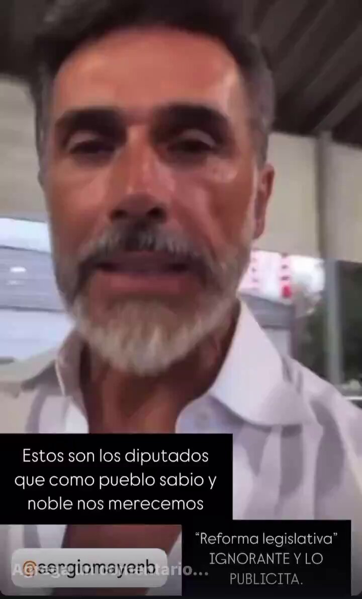 Cuando personajes como Sergio Mayer y Cuauhtémoc Blanco llegan al poder, no debe extrañarnos porque las principales tendencias en redes eran de un reality, mientras se llevaba a cabo una votación para disolver la división de poderes. Lo peor es que no tienen ni idea de lo que están votando, según el ex integrante de la Casa de los Famosos I y ahora diputado morenista, dijo que están votando “para sacar la reforma al legislativo” 🤦🏻‍♀️, mientras se le ve posando con unos tacos.