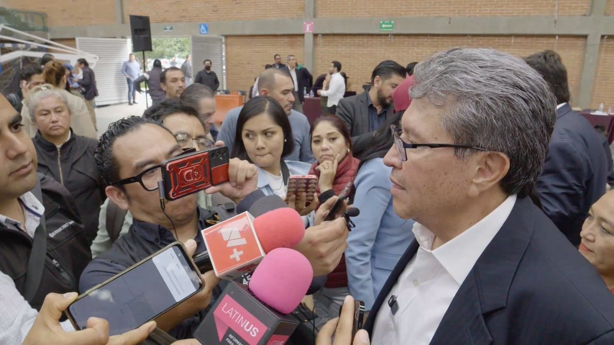 Converso con los medios de comunicación.