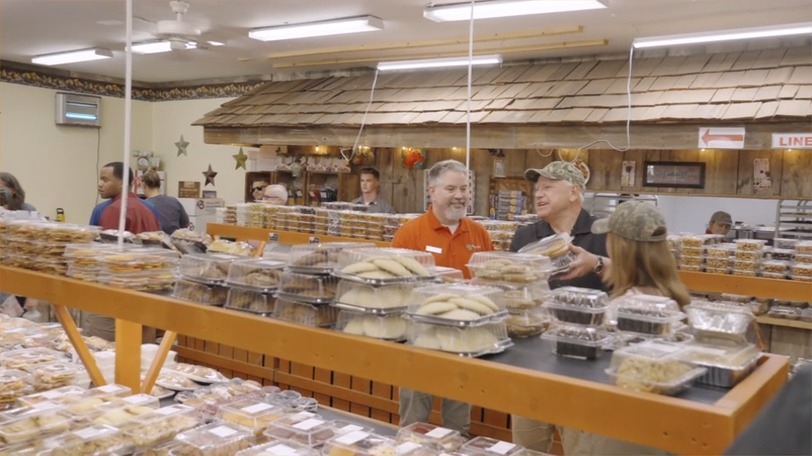 Gov. Walz: Look at me, I have no problem picking out donuts