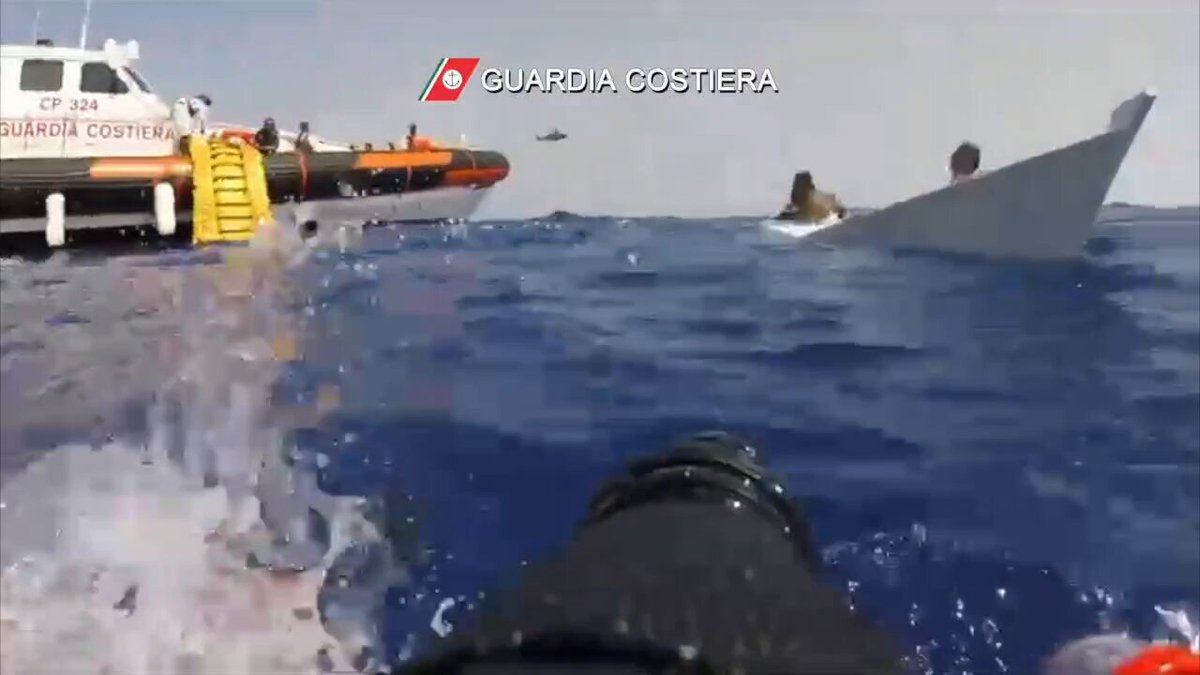 Guardate gli occhi di uno dei sopravvissuti, gli occhi di chi ha vissuto per 72 ore aggrappato ad un relitto. Mentre gli altri affogavano. 21 i dispersi, siriani e sudanesi, 3 bambini di 14, 10 e 4 anni. Si muore a 10 miglia da #Lampedusa . Dopo giorni alla deriva #migranti 👇🏽