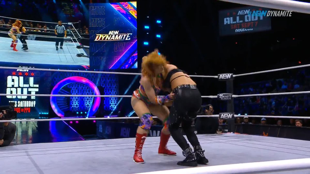 WHAT A LARIAT FROM JAMIE HAYTER! Watch #AEWDynamite LIVE on TBS! JAMIE HAYTER | Robyn Renegade