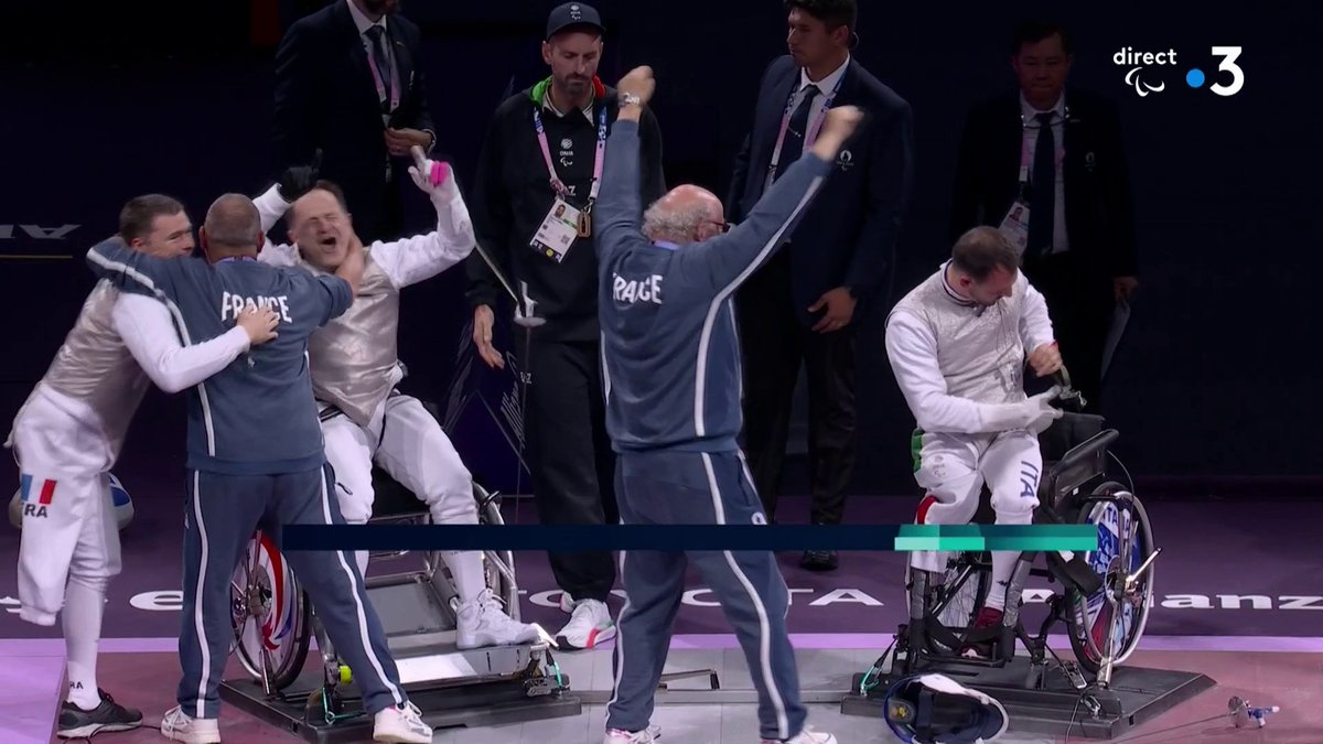 #Paris2024 | 🥉🤺 LE BRONZE EN ESCRIME FAUTEUIL ! Mal embarqués dans ce match face aux Italiens, les fleurettistes français renversent la partie (45-36) et offrent la 1ère médaille en escrime fauteuil ! 📺 Suivez les #JeuxParalympiques en direct :