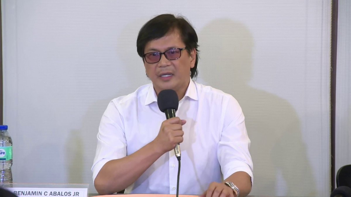 “Pina-document namin para lang malinaw ito. Hindi ko naman alam kung ano ‘yong ginagawa niya, nakaharap siya at nakatingin ako sa camera.” Nagpaliwanag si DILG Secretary Benhur Abalos sa larawan niya katabi si dating Bamban, Tarlac mayor Alice Guo na kitang nakangiti at naka-peace sign pa si Guo. Ayon sa dating alkalde, masaya siyang makita ang mga opisyal ng Pilipinas dahil may banta umano sa kaniyang buhay. “Meron po akong death threats at humingi po ako ng tulong sa kanila at masaya din po ako na nakita ko po sila, I feel safe po,” ani Guo. Kaugnay na ulat: