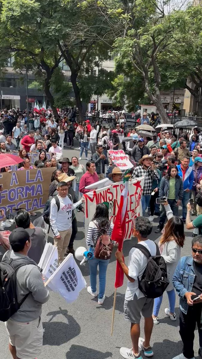 ¡Qué emoción ver a los estudiantes tomando las calles! Así llegan cientos de jóvenes al frente de la Suprema Corte de Justicia de la Nación para apoyar la reforma al poder judicial. ¿Saldría la Ministra Presidenta de la Suprema Corte a dialogar con los muchachos?