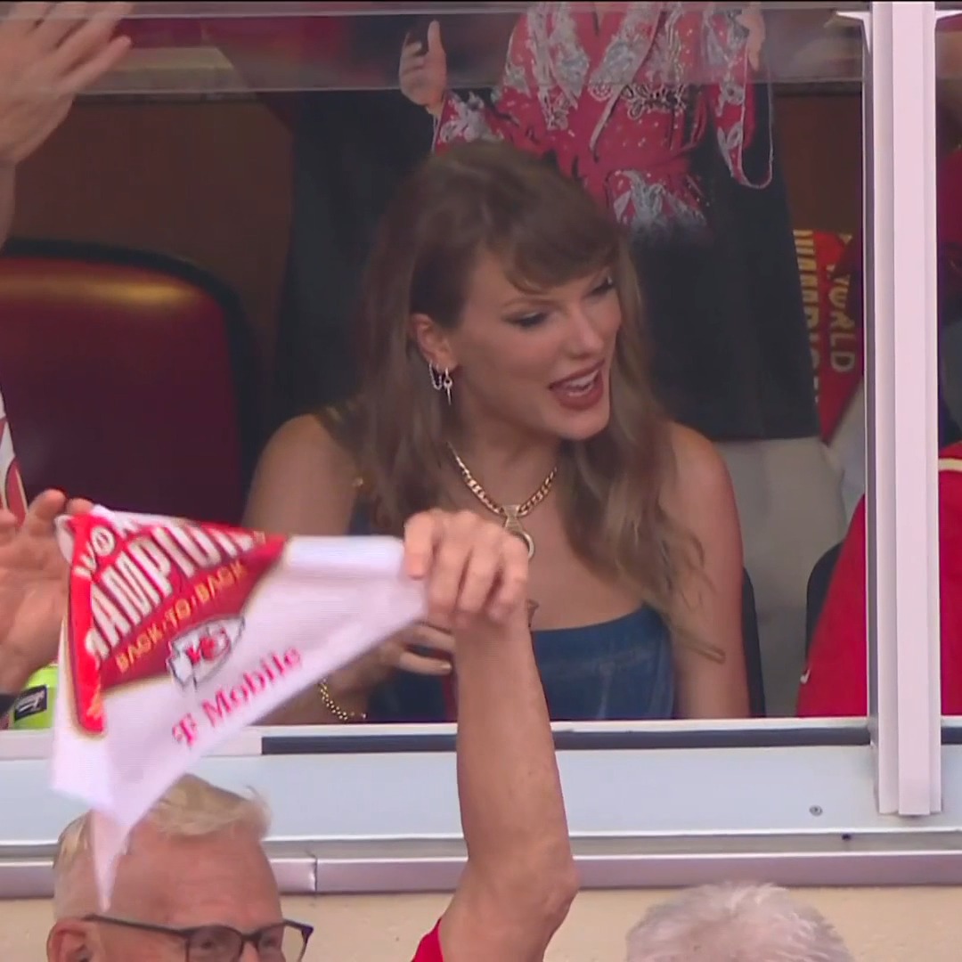 THIS WAS HER REACTION WHEN A FAN GAVE HER THE FRIENDSHIP BRACELET 😭
