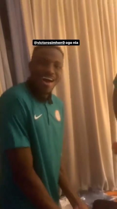 Osimhen, Galatasaray formalarıyla Nijerya Milli Takım kampında. 😂