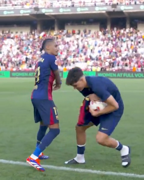 Cubarsí 𝗿𝗼𝗯𝗮 𝗯𝗮𝗹𝗼𝗻𝗲𝘀 hasta después del partido... 😂 #BarçaRealValladolid | #LALIGAEASPORTS #LALIGAHighlights
