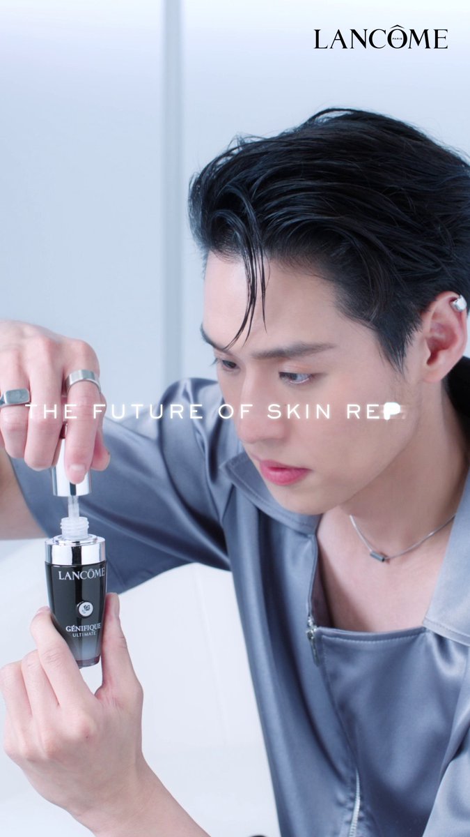 ✈️ เดินทางสู่อนาคตผิวอ่อนเยาว์ไปพร้อมกับ กัปตันบิวกิ้น และ NEW! GÉNIFIQUE ULTIMATE REPAIR SERUM เพราะสัญญาณแห่งวัยไม่ได้เกิดจากอายุที่เพิ่มมากขึ้นเพียงอย่างเดียว 80%เกิดจากไลฟ์สไตล์และมลภาวะ ที่ทำร้ายผิวตลอดทั้งวัน การฟื้นฟูผิวแค่ข้ามคืนจึงไม่เพียงพอ💙 #GenifiqueUltimateXBillkin
