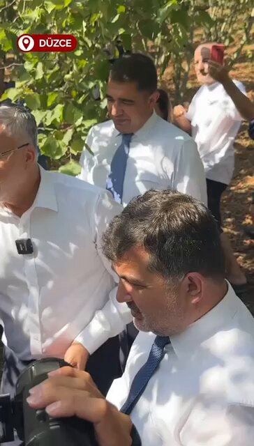 Çalışma Bakanı Vedat Işıkhan’ın Düzce’de fındık toplayan mevsimlik tarım işçileriyle sohbetinden yansıyanlar Türkiye’nin bir zenginliği.. Yer Orta Karadeniz.. Mevsimlik işçiler Şırnak’tan, Mardin’den. Bakan Mardinli.. Bu huzuru, kardeşliği, birliği korumayı başaran bir Türkiye durdurulamaz. #HepbirlikteTürkiyeyiz.