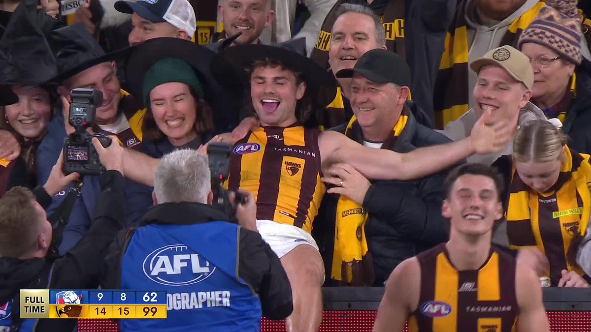 WELCOME TO HOKWARTS 🧙‍♂️ #AFLFinals #AFLDogsHawks