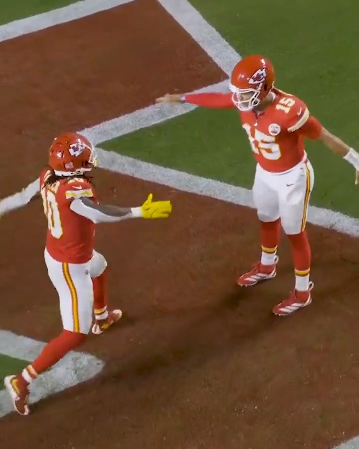 .Patrick Mahomes II got into the pile to give Isiah Pacheco the extra push into the end zone 🤝