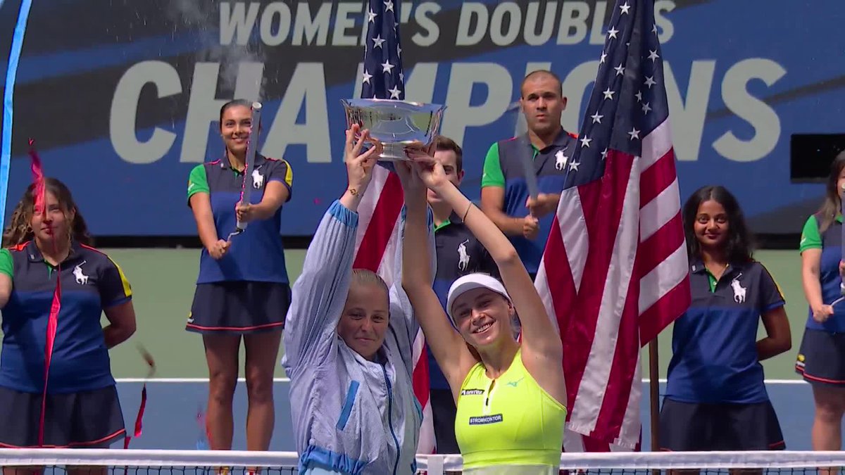 Lift it high, ladies 🏆 Lyudmyla Kichenok and Jelena Ostapenko are your 2024 US Open women's doubles champions!