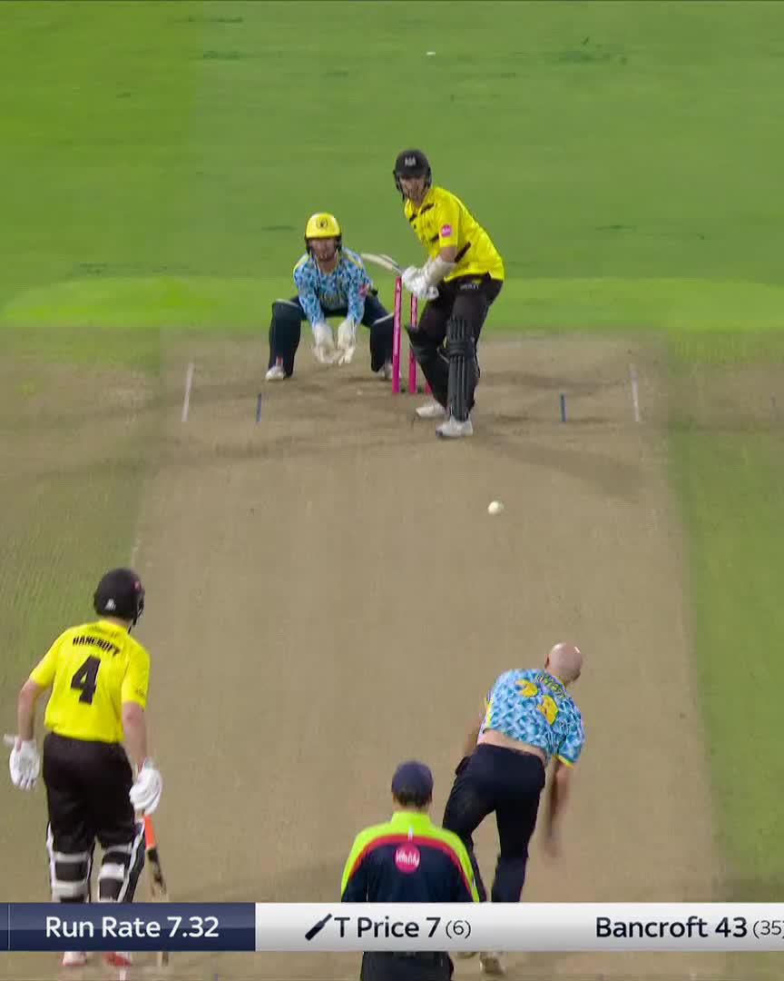 WOW 🤯 George Garton with a sublime throw runs out Cameron Bancroft from the boundary 🎯