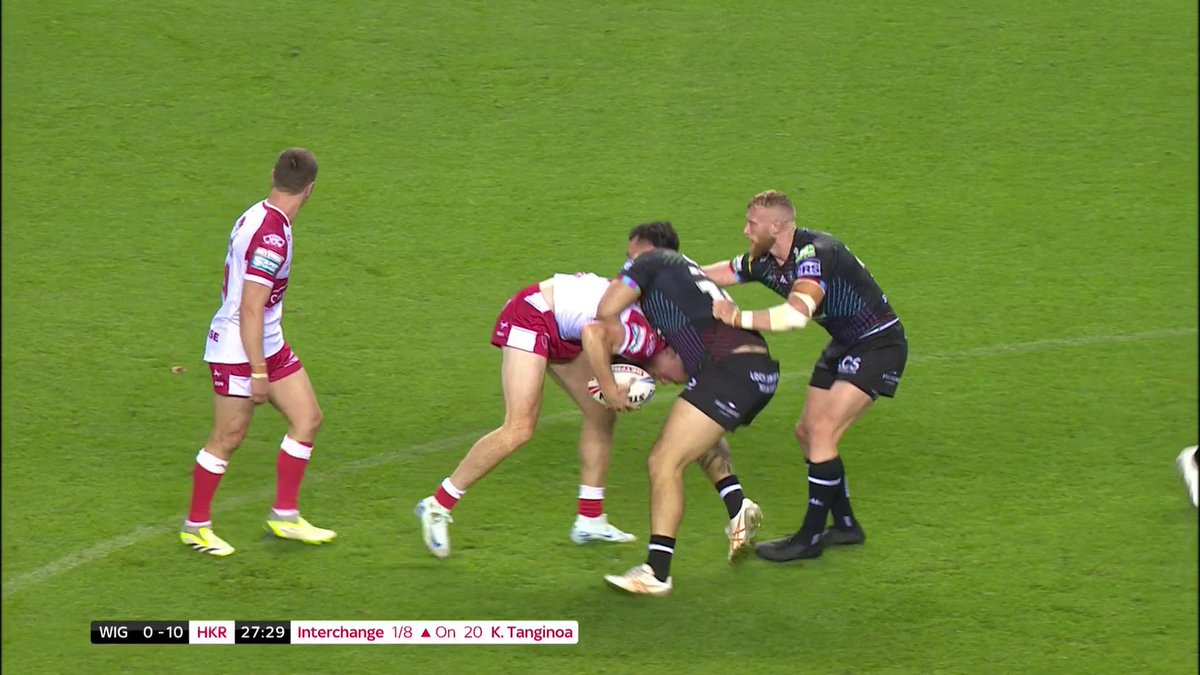 Field is away but Gildart manages to catch him and then Burgess is adjudged to have flopped into the tackle and referee Jack Smith shows a Yellow card. Hull KR are down to 12 for the next 10 minutes #SkySportsRL