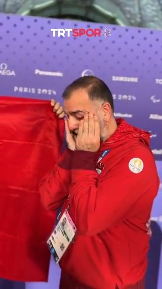 🇹🇷 Antrenör: Bir çalıştırıcıdan çok daha fazlası. 🫂 Kimi zaman kader arkadaşlığı yapan, 🥲 Kimi zaman "evladım" dediği sporcusunun gururuna ağlayan... #KenanGönder #HakanAkkaya #TRTSporDijital