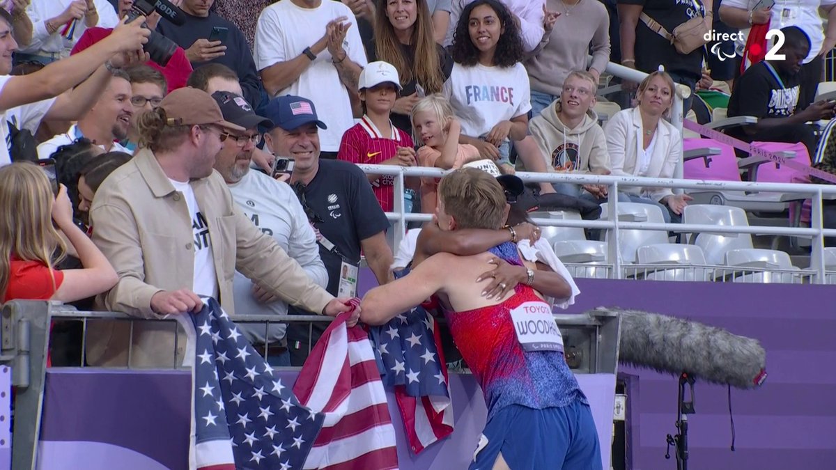 🇺🇸💚 Quelques semaines après le titre de sa femme Tara Davis-Woodhall au saut en longueur, Hunter remporte lui aussi l'or sur le 400m T62 ! 👏