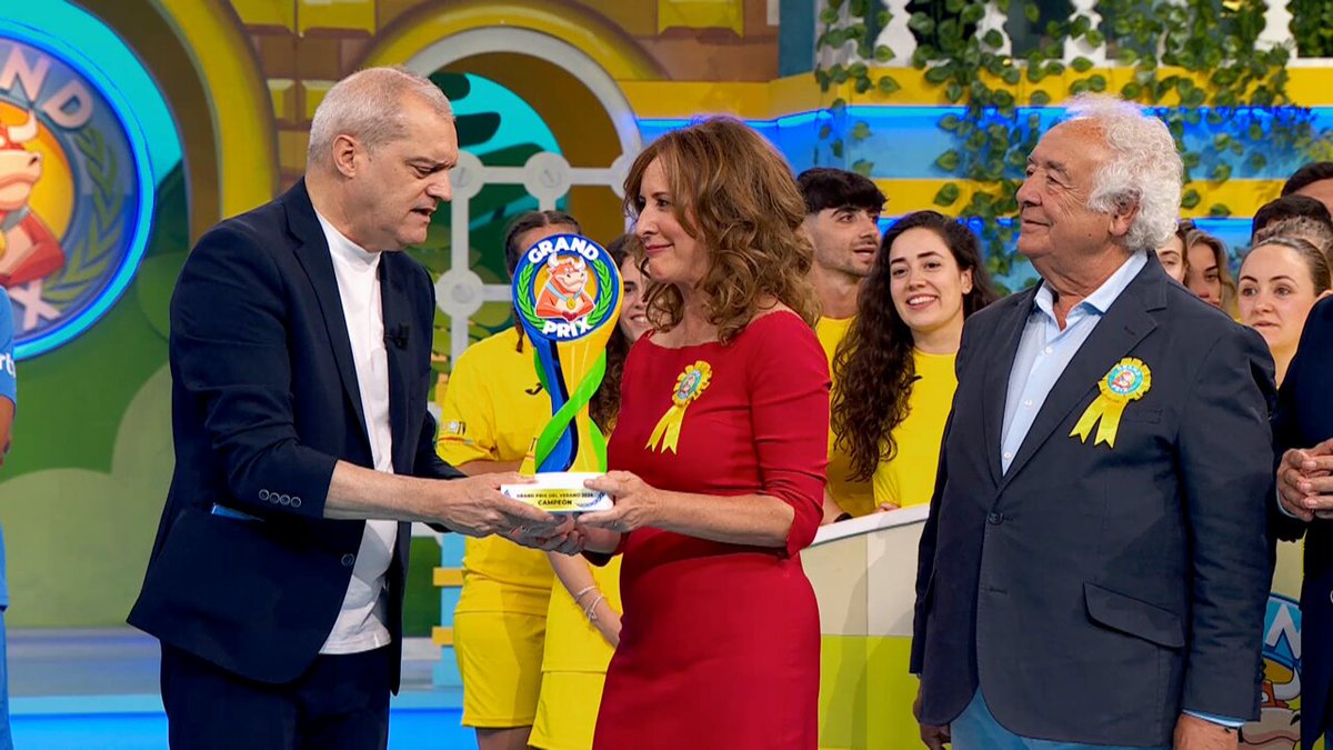 La alcaldesa levanta la copa, el plató se tiñe de amarillo y ¡qué viva la alegría! 💛💛💛 #GrandPrixFinal
