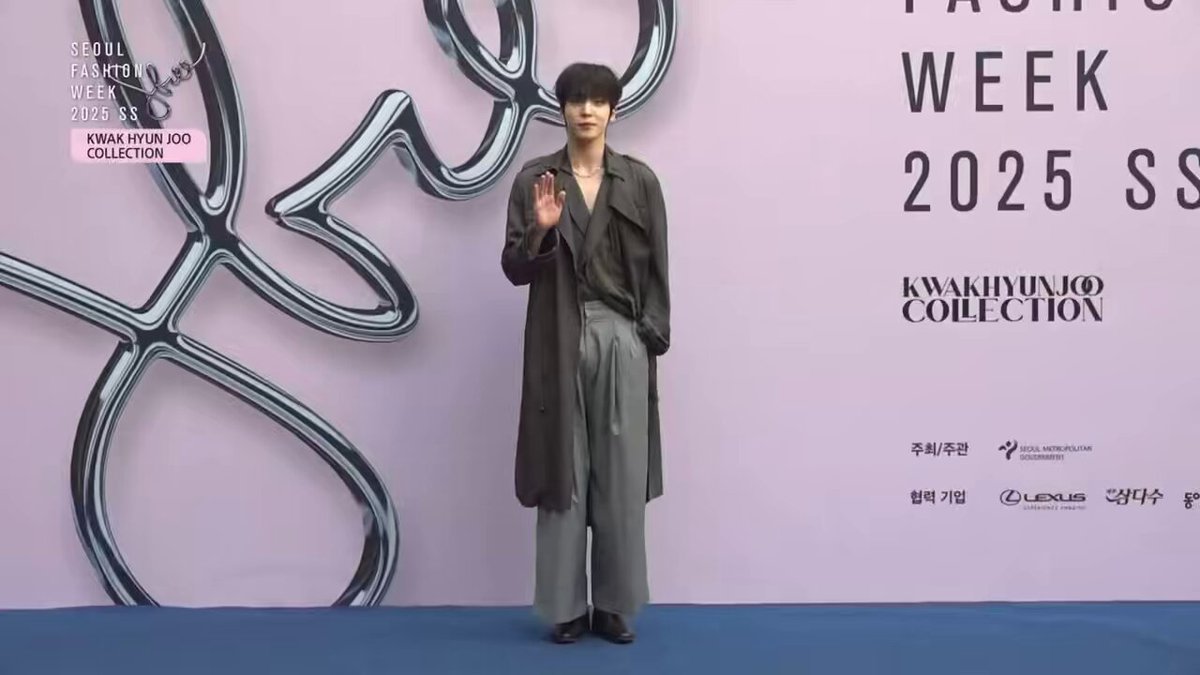 [🎬] Yunho has arrived at Seoul Fashion Week for Kwak Hyun Joo Collection #YUNHO #KwakHyunJooCollection #SeoulFashionWeek #윤호 ATEEZ(에이티즈)