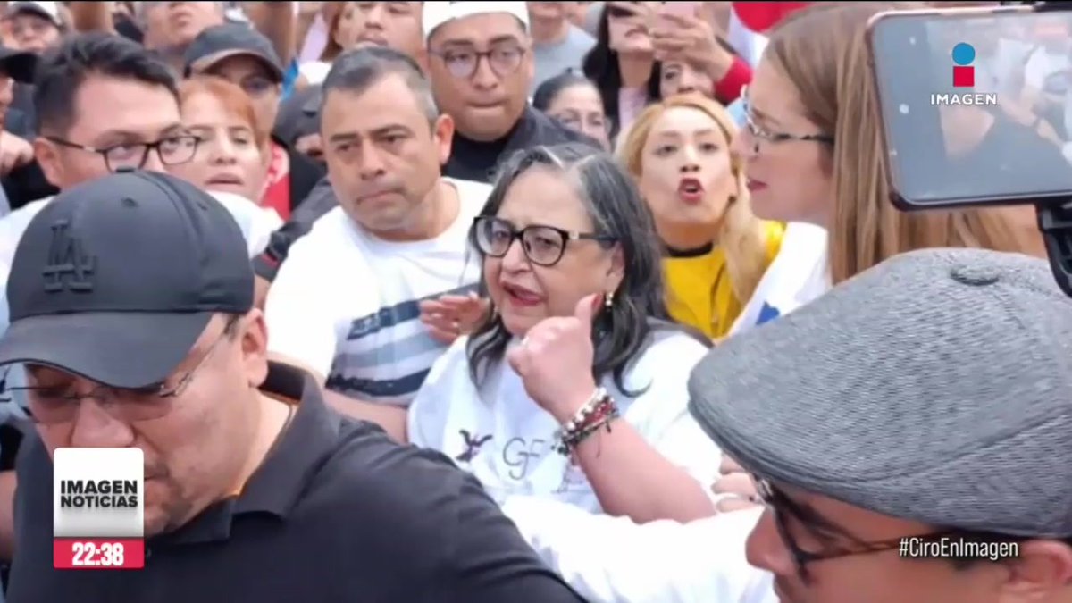 “Ese apoyo sí se ve”, la ministra presidenta de la #SCJN, Norma Piña, llegó al plantón que mantienen trabajadores del Poder Judicial. No dio declaraciones, pero los acompañó así: