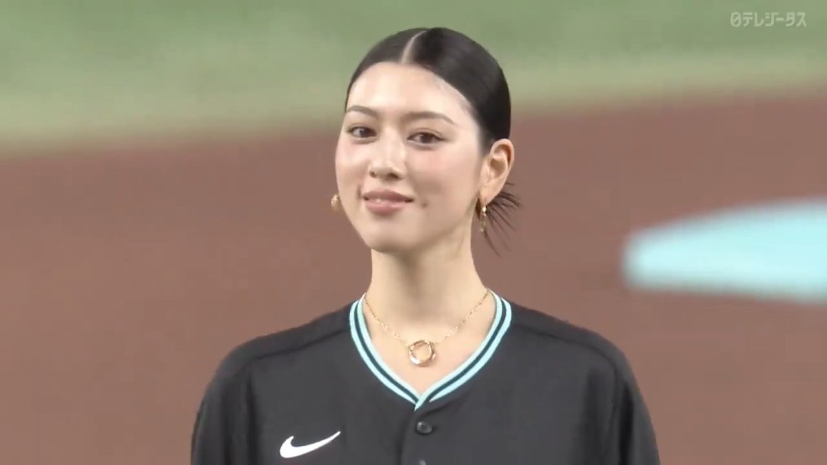 【#巨人🆚 #DeNA】 💎Tiffany&amp;Co. DAY💎 始球式は 女優・モデルの #三吉彩花 さん⚾️ ✅このあと15時〜 日テレ系地上波で生中継!! (関東ローカル) ✅#GIANTS_TV で配信中！ #DRAMATICBASEBALL #ドラベ