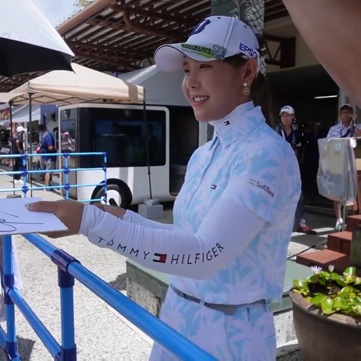 ╭━━━━━━━━╮ ひとコマJLPGA📝 ╰━ｖ━━━━━━╯ #吉田優利(yuri yoshida 吉田優利) がホールアウト後に笑顔でファンサービス🫶🏻 #ソニー日本女子プロゴルフ選手権大会 🏆｜Round3 #JLPGA