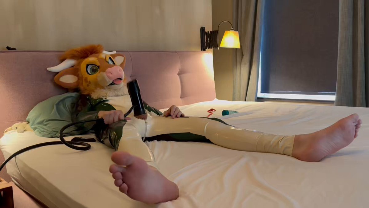 Latex on, milking machine on, paws out,… This is what I call relaxing 😮‍💨😮‍💨😮‍💨 Shame none was here to help out😭🔥 #gaycaught #caught #public #gaypublic #gaymotor #mxgear #motorporn #gayfurry #gaypuppy #murrsuit #gaywank #jerkingoff #motorplay #publicwank #exhib #gayexhib #voyeur #publicgay #gaybelgium #gearhead #gaygear #gearplay