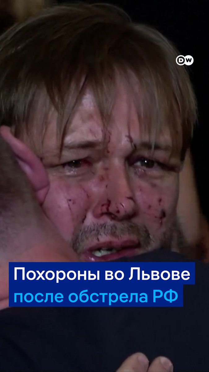 Тысячи жителей Львова пришли проститься с погибшими после российского обстрела на этой неделе. Ярослав Базилевич, у которого погибла вся семья, не может сдержать слез. Видео из Львова