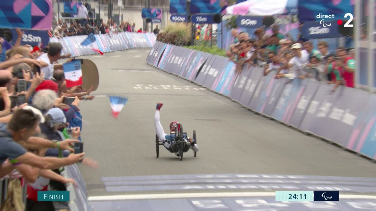 #Paris2024 | 🥇 LE RELAIS FRANÇAIS CHAMPION PARALYMPIQUE ! 👏 Deuxième à Tokyo, l'équipe de France décroche cette fois le titre à domicile ! 10e médaille d'or pour le para cyclisme, route et piste confondues ! 📺 Les Jeux Paralympiques en direct :