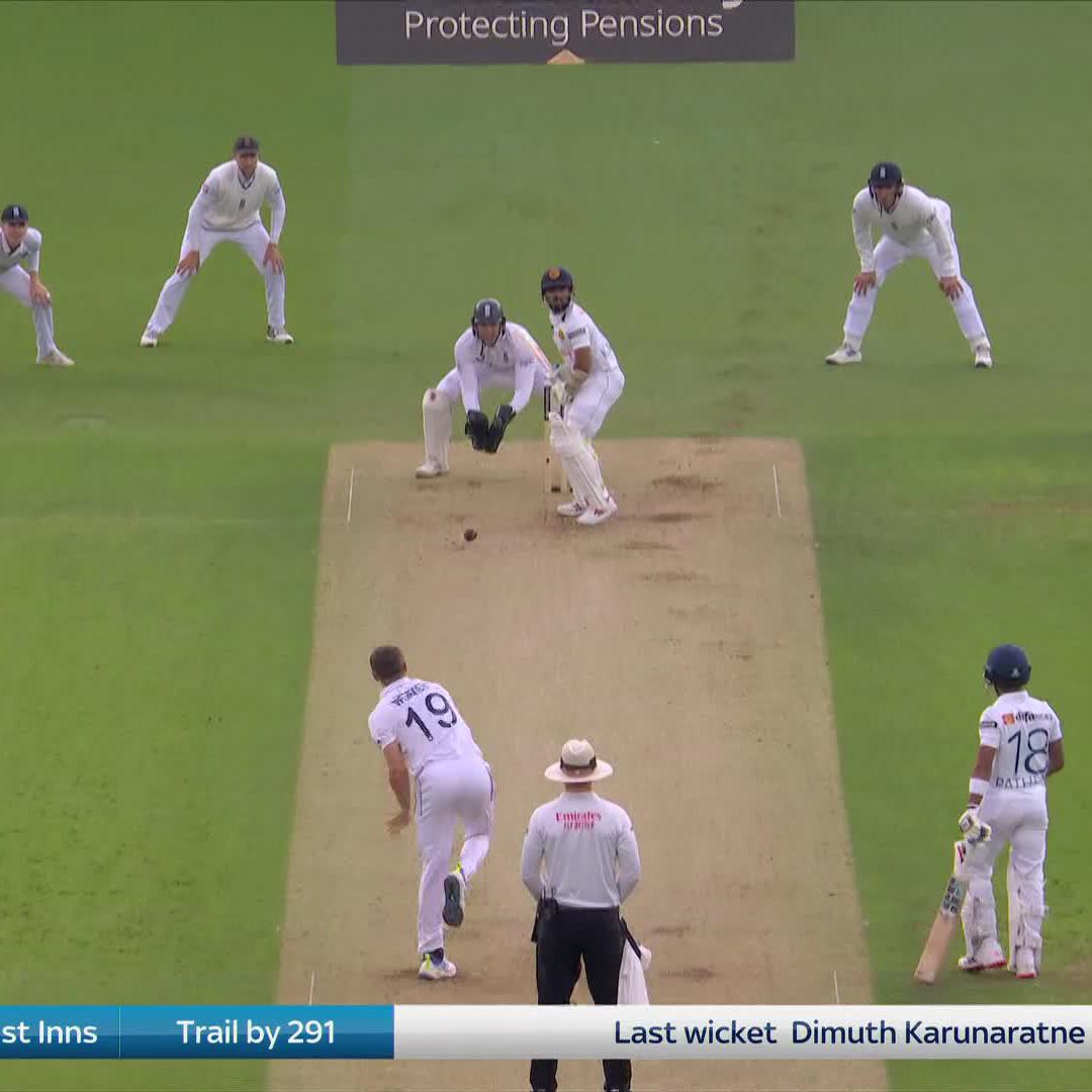 RARE SCENES AT THE OVAL...!!! - Chris Woakes is bowling spin. 😲