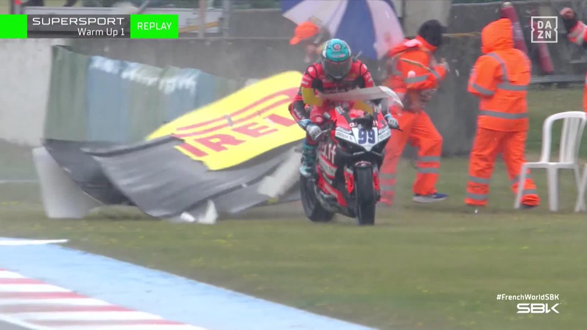 ¡ES UNA DE LAS IMÁGENES DEL AÑO! 🤯 La descomunal salvada de Adrián Huertas 🔥 De lado a lado, llevándose un cartel por delante, por el césped y tocando el muro... ¡Normal que Dani Pedrosa alucine! 😆 #SanMarinoGP 🇸🇲 #MotoGP 🏁