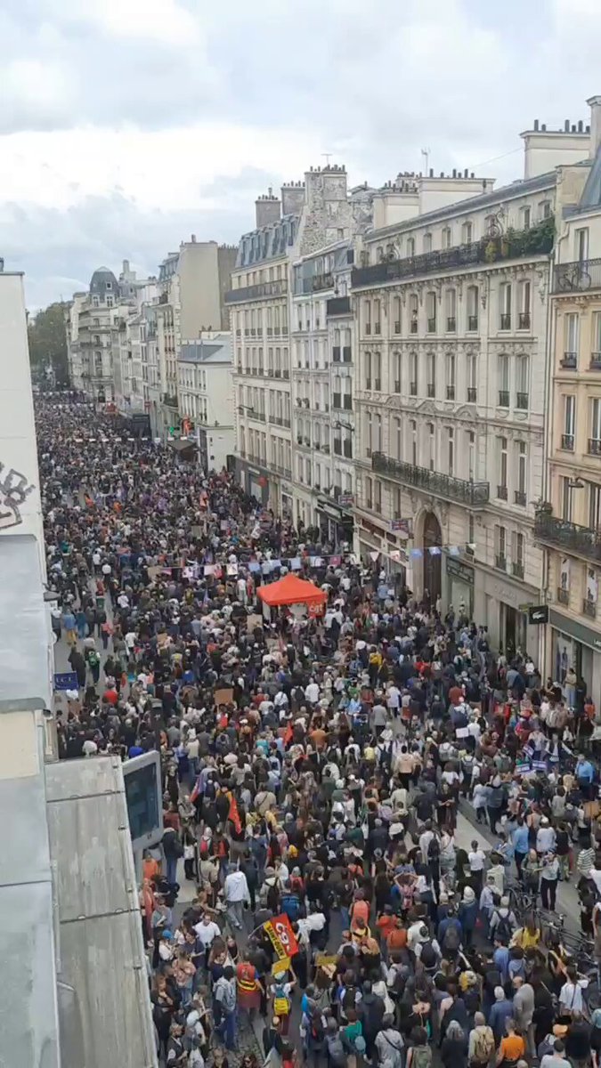 160000 manifestants à Paris et 300000 dans toute la France selon les organisateurs. Même si Macron ne veut pas, la rue est là ✊ 🎥Gauche Écosocialiste #MarcheDestitution
