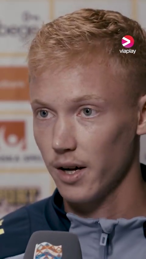 "En sak man ska hålla inom laget kan jag tycka" Hugo Larsson slår tillbaka mot Jon Dahl Tomasson efter petningen mot Azerbajdzjan och hans uttalanden om honom i media 🇸🇪
