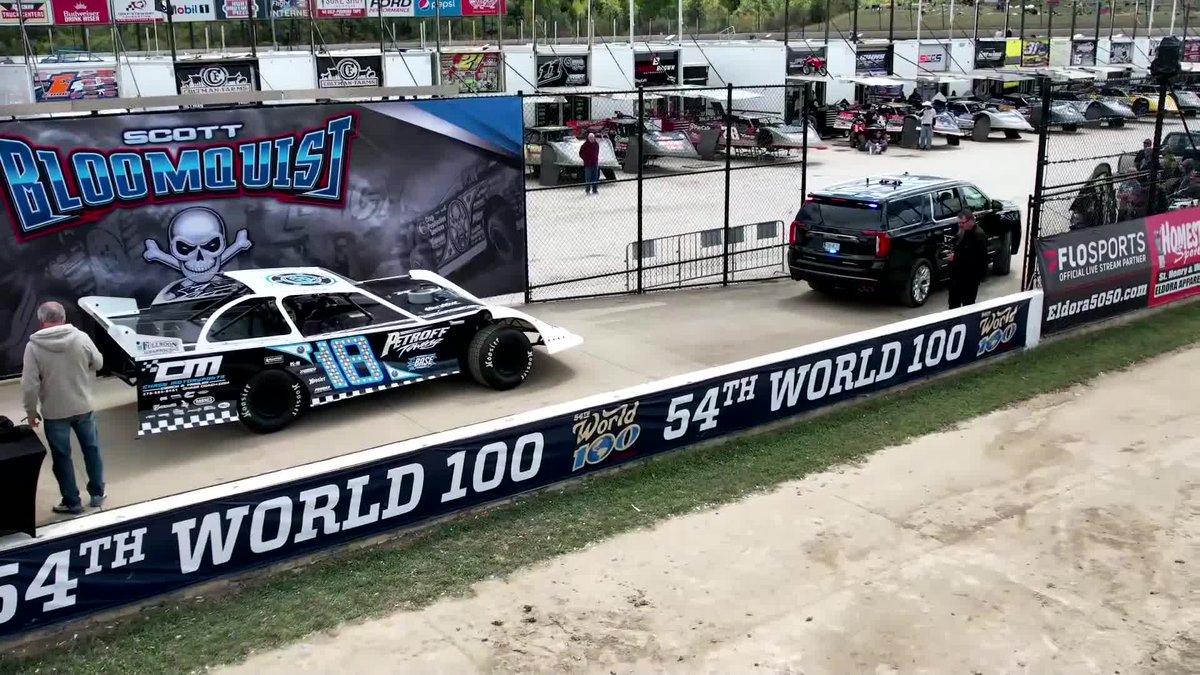 Honoring a Legend 💚 Dale McDowell takes the Scott Bloomquist No. 18 for one final lap around ELDORA SPEEDWAY.