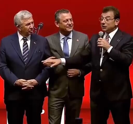 CHP’ye Türk siyasetine kattığı renk için teşekkür etmeliyiz. Ne gazetecileri habersiz bırakıyorlar.. Ne de kamuoyunu polemiksiz.. Herhangi bir kinaye ya da eleştiri için söylemiyorum…
